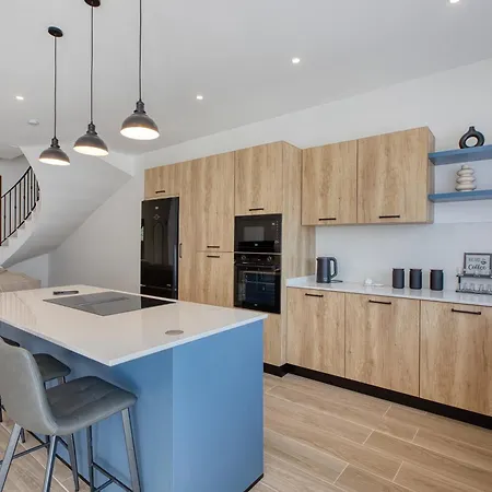4 Bedroom Gozo With Private Pool & Garage *